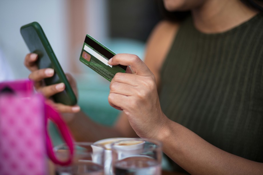 a woman use her bank card