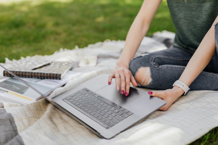 a woman use laptop to write paper