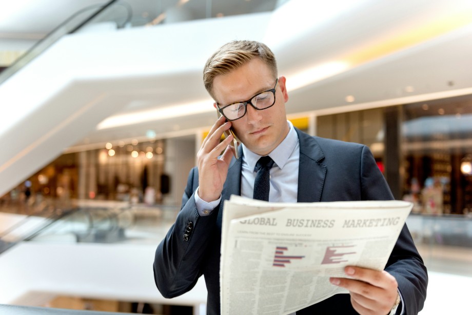 Gentleman read news