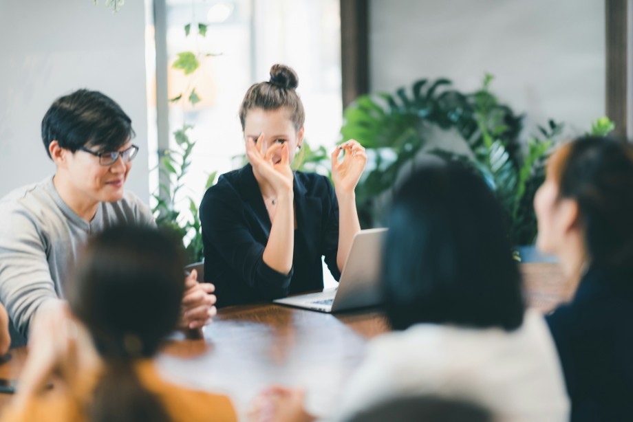 employee talk about virtual data room