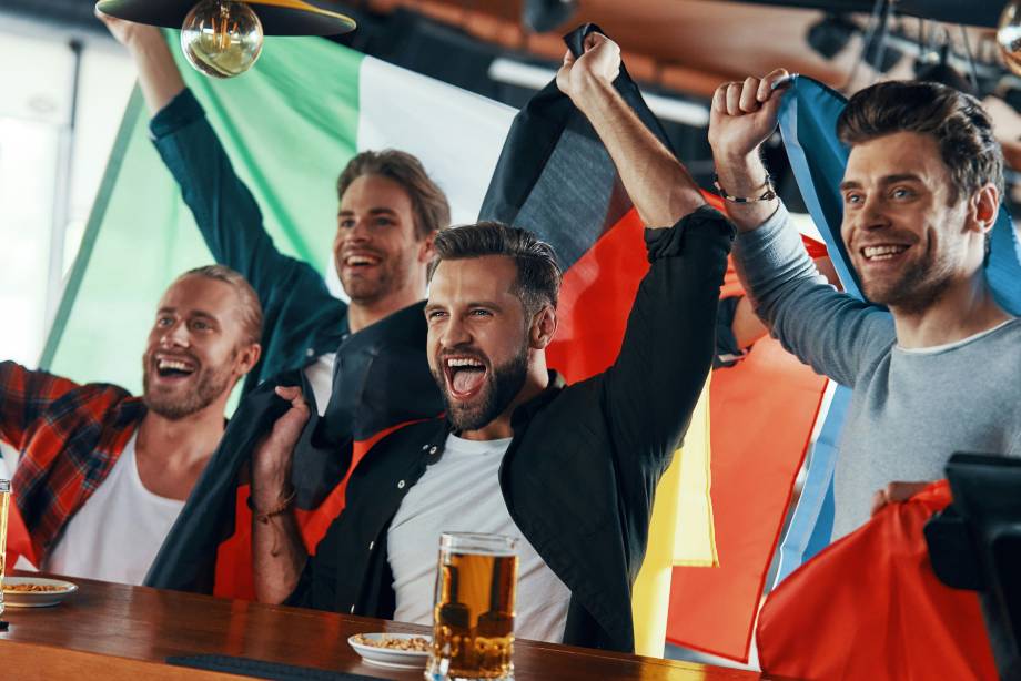 watch football game in the pub