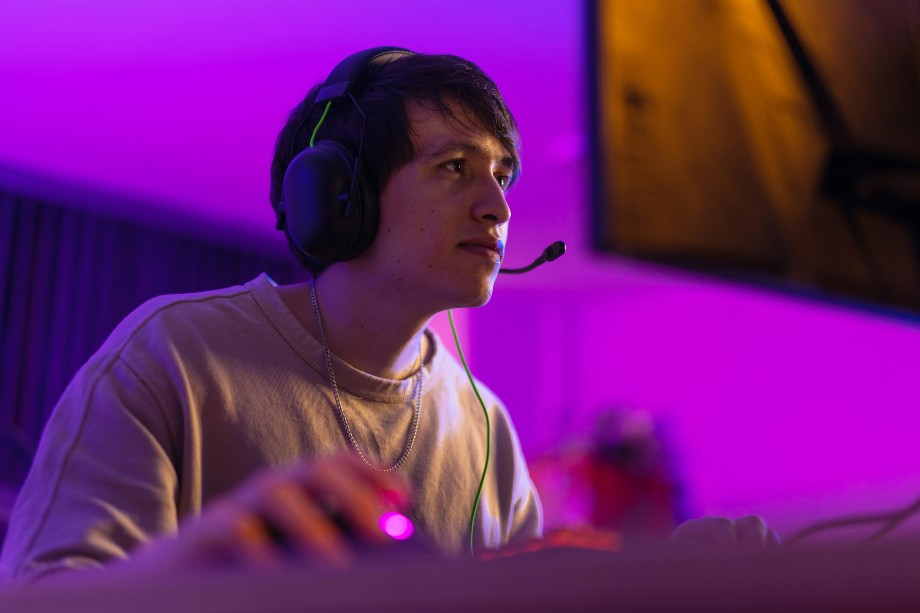 a man play online game