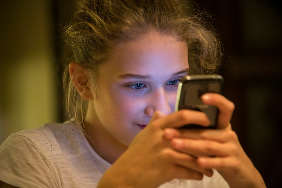 girl text FS